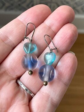 Gorgeous vintage art glass dangle earrings blue heart optic frosted